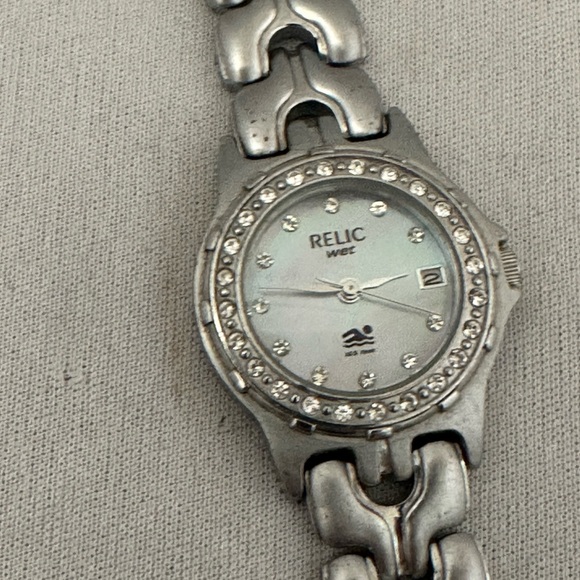 Relic ladíes watch in silver tone with pearl face and rhinestone bezel - Picture 3 of 5